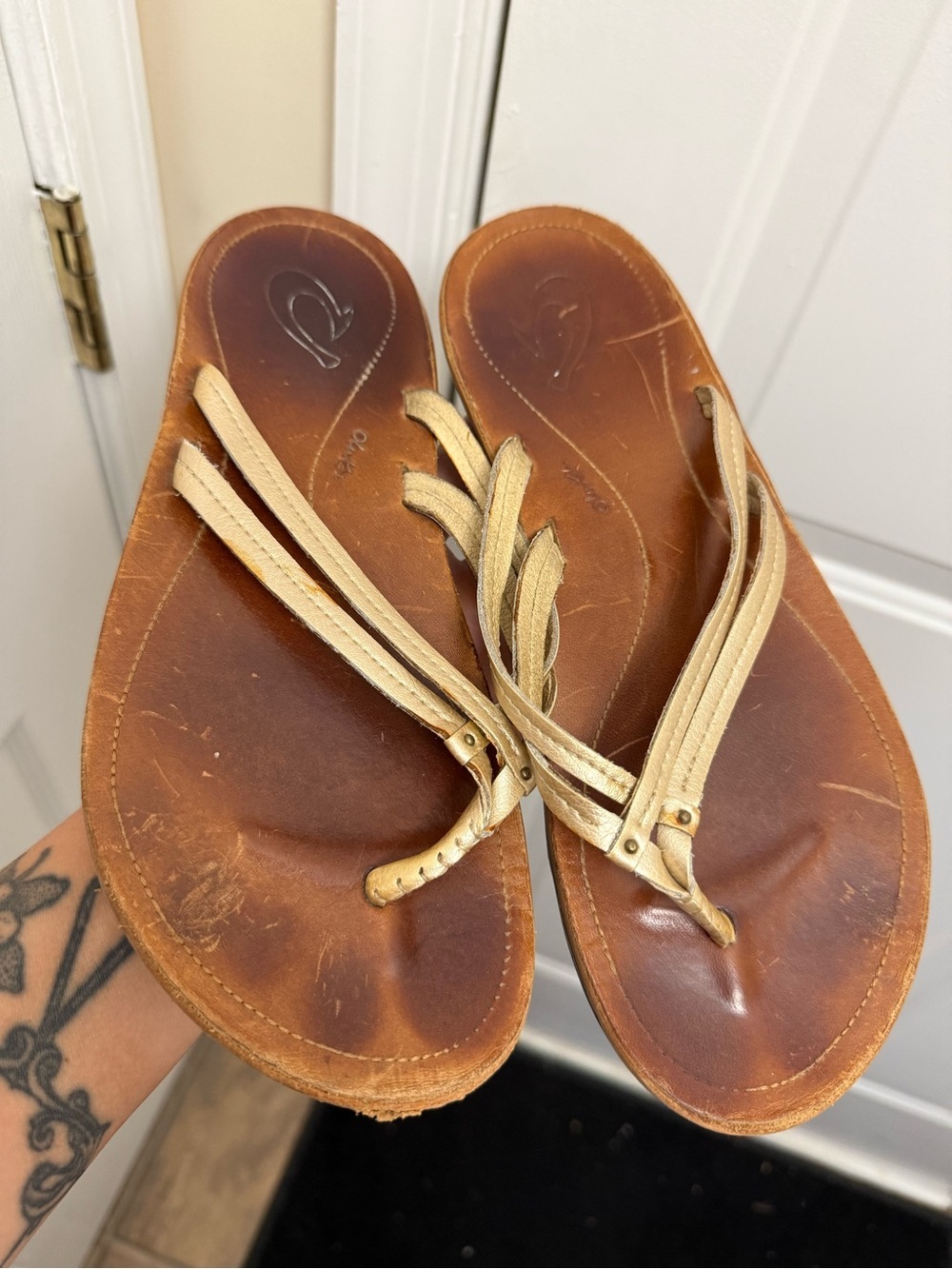 OluKai U'i Gold Strappy Leather Sandals Size 9 Beach Vacation Summer